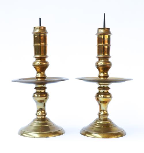 A PAIR OF DUTCH BRASS ‘HEEMSKERK’ STYLE PRICKET CANDLESTICKS (2)