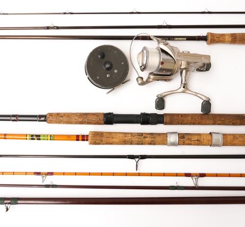 FOUR FISHING RODS AND TWO FISHING REELS (6)
