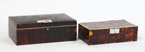AN EARLY 20TH CENTURY RECTANGULAR TORTOISESHELL BOX (2)