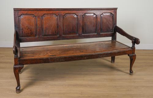 AN 18TH CENTURY AND LATER OAK OPEN ARM SETTLE