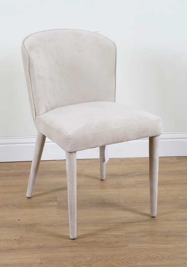 A CREAM VELVET UPHOLSTERED SIDE CHAIR