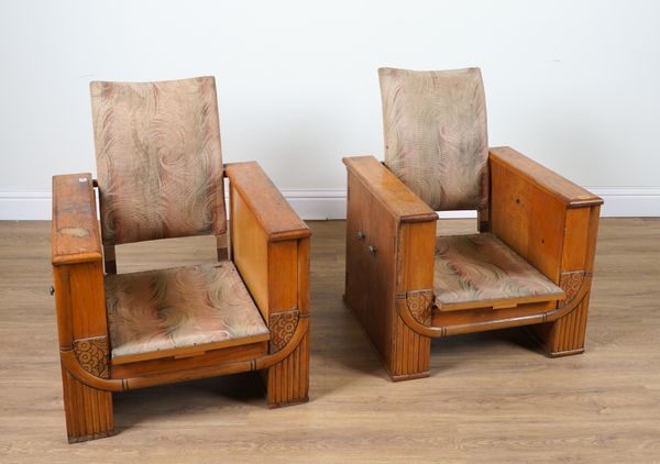 A PAIR OF MID 20TH CENTURY OAK ARMCHAIRS (2)