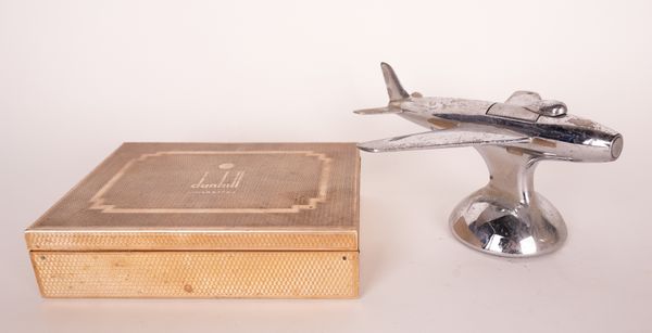 A CHROME PLATED DUNHILL ‘SABRE JET’ AEROPLANE TABLE LIGHTER (2)