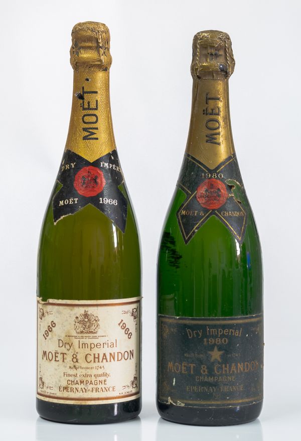 A BOTTLE OF 1966 MOËT & CHANDON CHAMPAGNE AND A 75cl BOTTLE OF 1980 MOËT & CHANDON CHAMPAGNE, 75cl, (2)