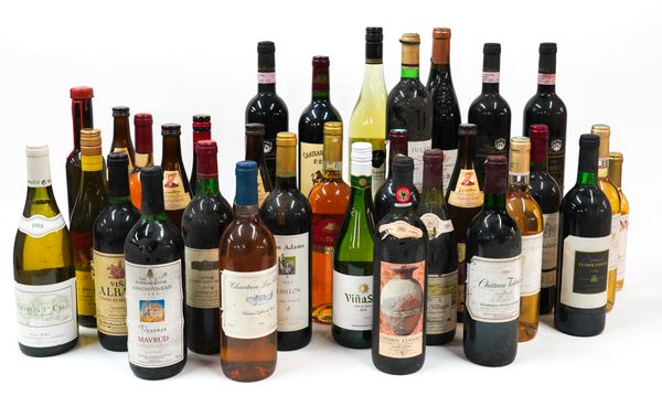 A LARGE GROUP OF WINE TO INCLUDE A HALF BOTTLE OF BARON PHILLIPE DE ROTHSCHILD SAUTERNES 1996 (32)
