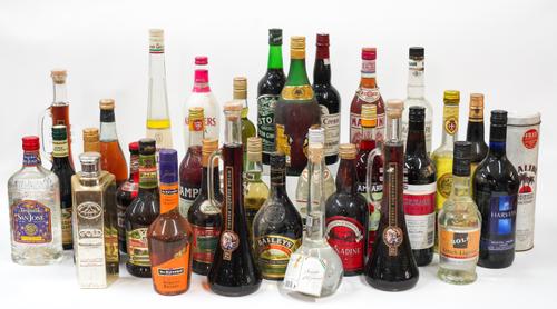 A LARGE GROUP OF SPIRITS, LIQUEURS AND OTHERS INCLUDING SAN JOSE TEQUILA (33)