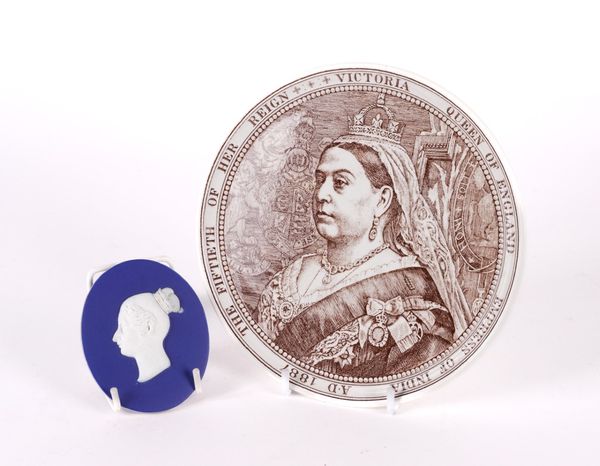 A WEDGWOOD BLUE JASPER DIP PORTRAIT MEDALLION OF QUEEN VICTORIA (2)