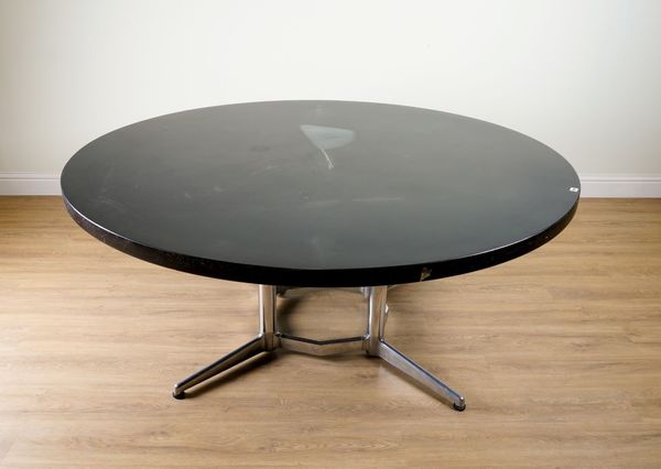 20TH CENTURY DESIGN; A CIRCULAR EBONISED DINING TABLE