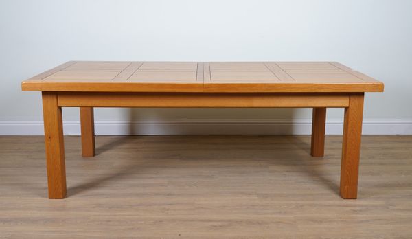 A MODERN OAK RECTANGULAR EXTENDING KITCHEN TABLE