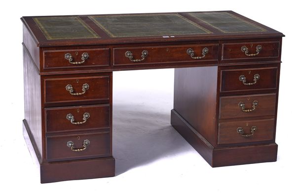 AN 18TH CENTRY STYLE MAHOGANY PEDESTAL DESK