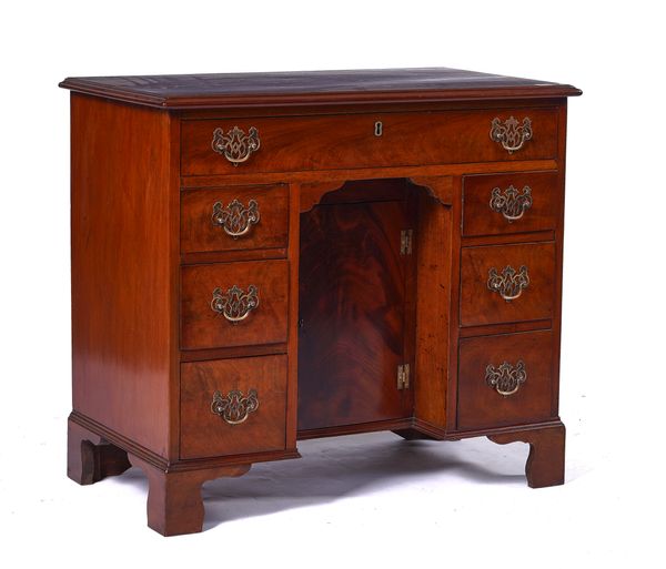 AN EARLY 19TH CENTURY MAHOGANY KNEEHOLE WRITING DESK