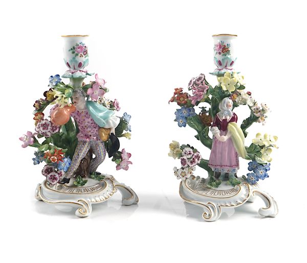 A PAIR OF MEISSEN PORCELAIN CHAMBER CANDLESTICKS (2)