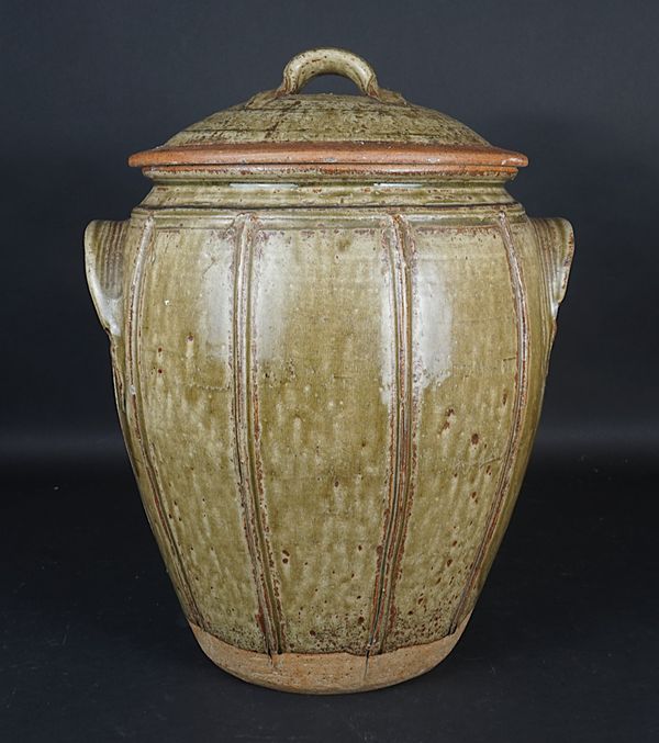 RICHARD BATTERHAM ( 1936-2021) A LARGE STONEWARE BEER JAR AND COVER