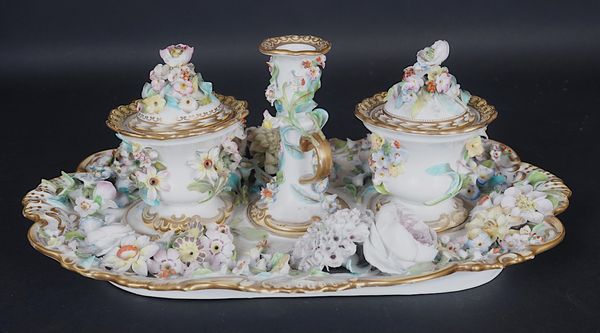 AN ENGLISH PORCELAIN COALBROOKDALE-TYPE INKSTAND