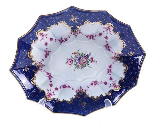 A WORCESTER TWELVE-SIDED BLUE-GROUND DISH