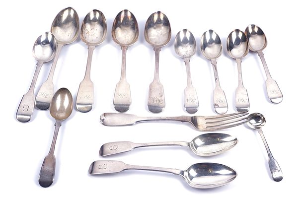 A GROUP OF SILVER FIDDLE PATTERN TABLE FLATWARE (27)