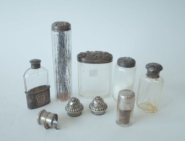 A SILVER MOUNTED SPIRIT FLASK AND EIGHT FURTHER ITEMS (9)