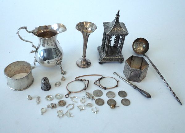 A SILVER CREAM JUG AND FURTHER ITEMS (QTY)