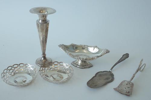 A PAIR OF SILVER BONBON DISHES AND FOUR FURTHER ITEMS (6)