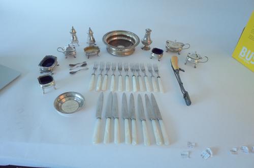 A SILVER BOTTLE COASTER, A GROUP OF SILVER, PLATED WARES AND FURTHER ITEMS (QTY)