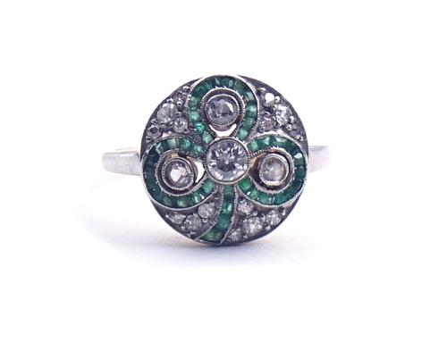 AN 18CT GOLD, EMERALD & DIAMOND COCKTAIL RING