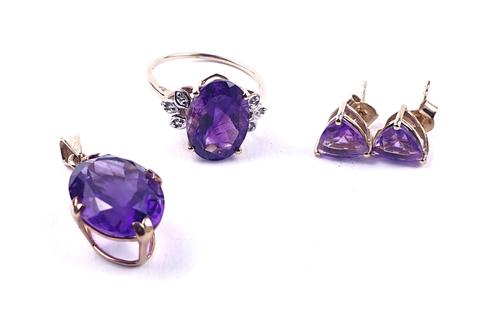 THREE ITEMS OF AMETHYST AND GOLD JEWELLERY (3)