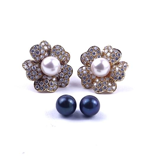 A PAIR OF GOLD, DIAMOND AND CULTURED PEARL EARCLIPS (4)