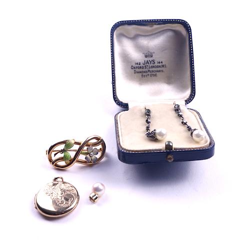 A 9CT GOLD CIRCULAR PENDANT LOCKET AND THREE FURTHER ITEMS OF JEWELLERY (4)
