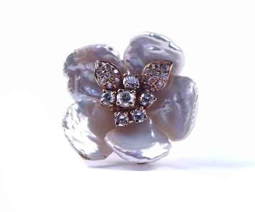 A GOLD, DIAMOND AND FRESHWATER PEARL DRESS RING