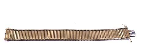 A GOLD BRACELET