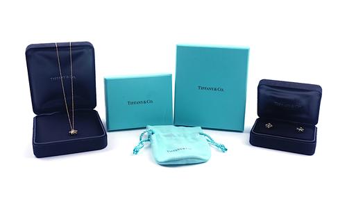 A TIFFANY & CO GOLD, PLATINUM AND DIAMOND PENDANT AND A PAIR OF MATCHING EARSTUDS (3)