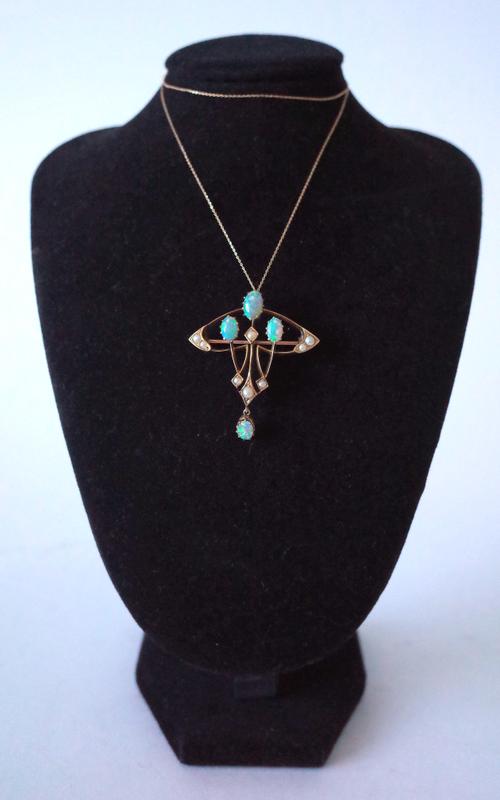 AN EDWARDIAN 9CT GOLD, OPAL AND SEED PEARL PENDANT/BROOCH