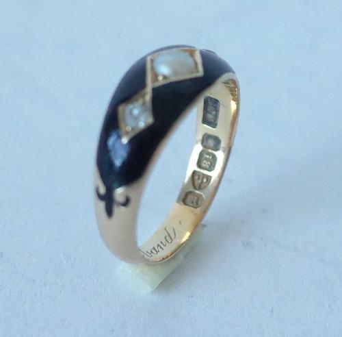A  LATE VICTORIAN 18CT GOLD,  HALF PEARL, DIAMOND AND BLACK ENAMELLED MOURNING RING