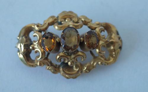 A VICTORIAN GOLD AND CITRINE BROOCH