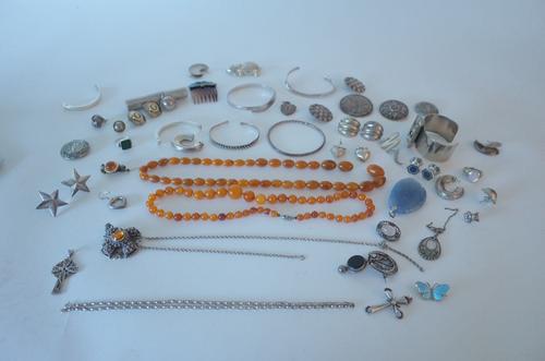 A QUANTITY OF JEWELLERY (QTY)