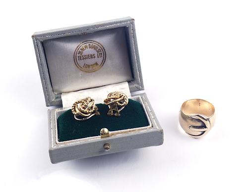 A 9CT GOLD RING AND A PAIR OF GOLD EARCLIPS (2)