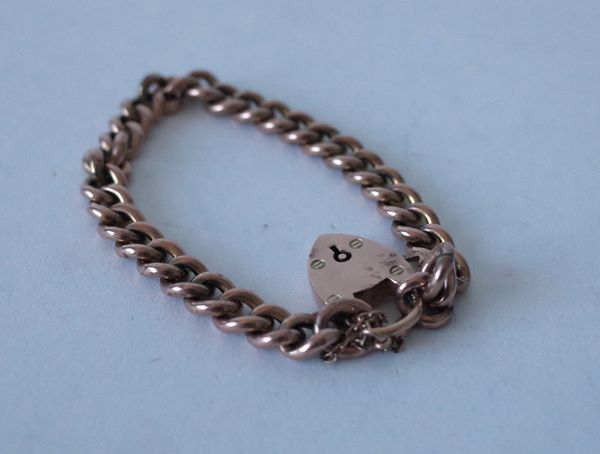 A GOLD CURB LINK BRACELET