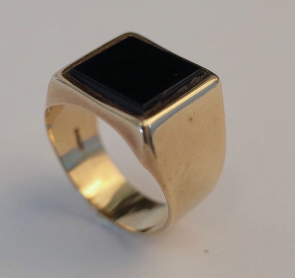 A GENTLEMAN'S 9CT GOLD AND SQUARE BLACK ONYX SIGNET RING