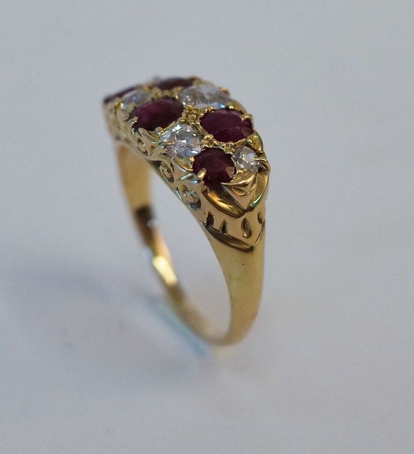 A GOLD, RUBY AND DIAMOND RING