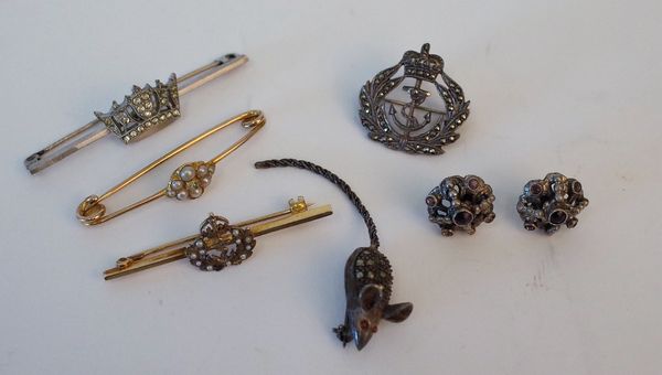 A 9CT GOLD AND SEED PEARL BAR BROOCH AND FIVE FURTHER ITEMS (6)