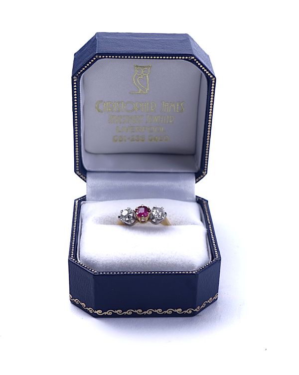 AN 18CT GOLD, RUBY AND DIAMOND THREE STONE RING