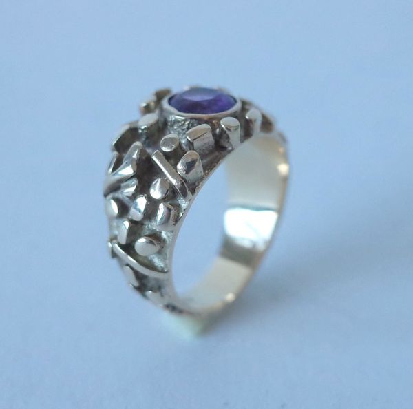 A 9CT GOLD AND AMETHYST SINGLE STONE RING