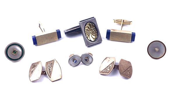 A GROUP OF CUFFLINKS, BUTTONS AND STUDS (6)