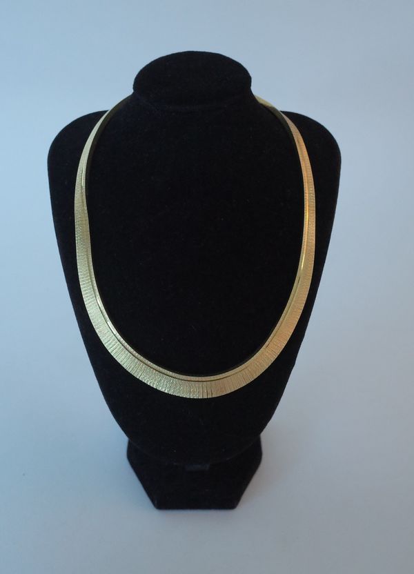 AN 18CT GOLD COLLAR NECKLACE