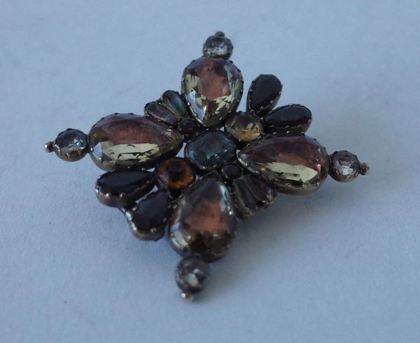 A FOIL BACKED CITRINE, GARNET AND GEM SET BROOCH