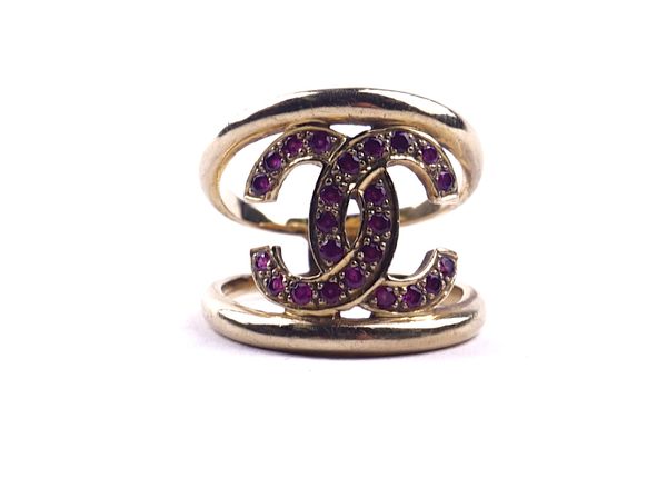 A GOLD AND RUBY RING