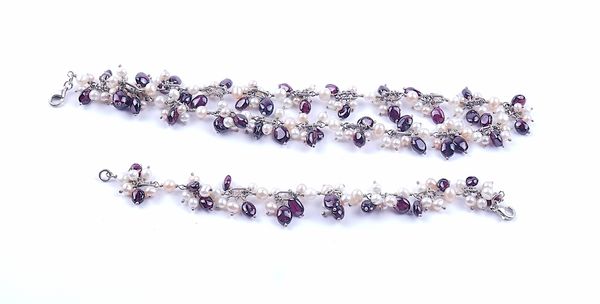 A SILVER, GARNET BEAD AND FRESHWATER CULTURED PEARL NECKLACE AND A MATCHING BRACELET (2)