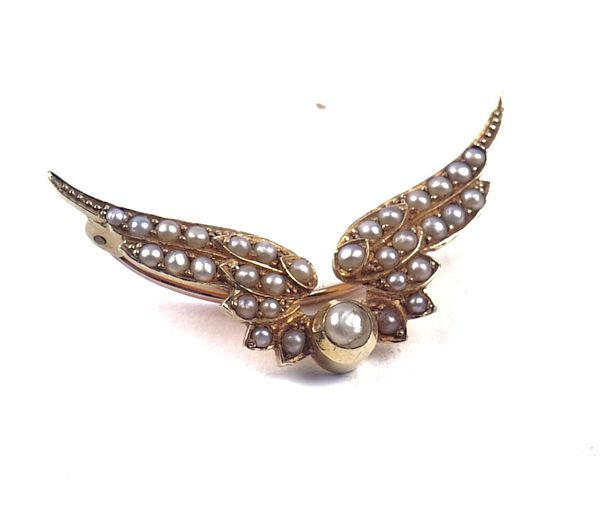 AN EDWARDIAN GOLD AND SEED PEARL BROOCH