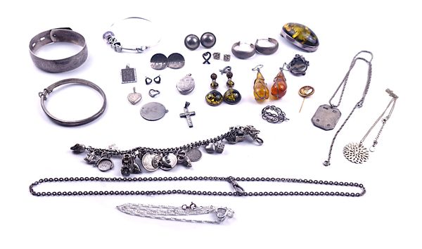 A GROUP OF MOSTLY SILVER JEWELLERY (33)