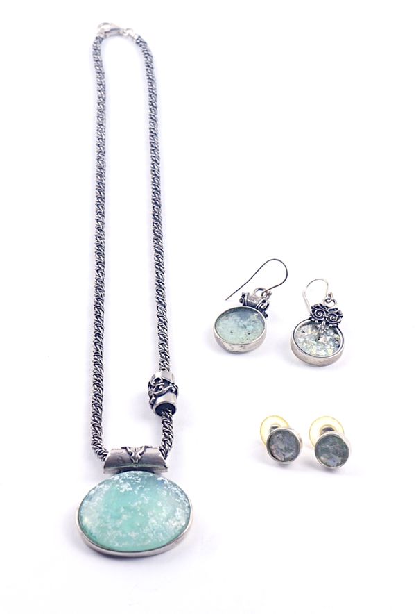 A SILVER AND ROMAN GLASS PENDANT NECKLACE (3)